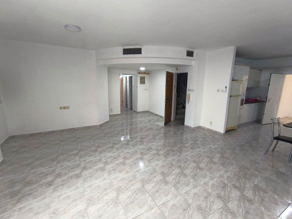 Просторная 5-комнатная квартира с балконом