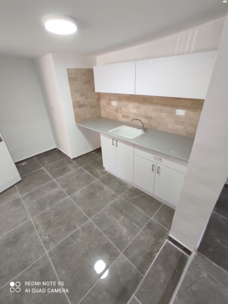 Сдаётся 2-комнатная квартира с гиной, Кирьят Моцкин, ул. Ханна С