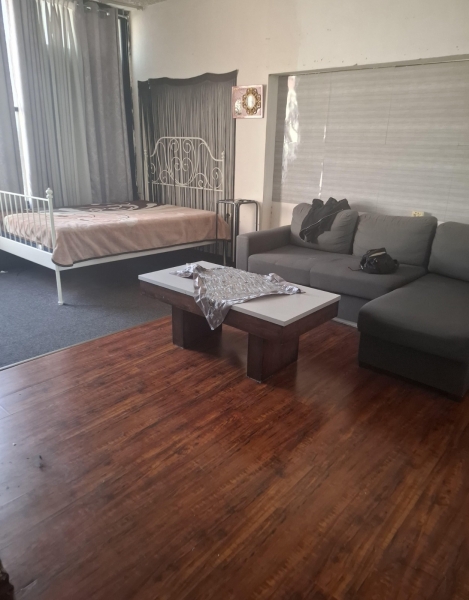 Просторная студия с отдельной кухней.