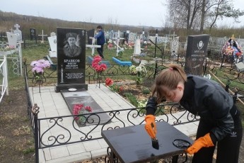 Уход за могилами в Украине.