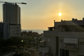 Комната на набережной с просторной терасой в Бат Ям
