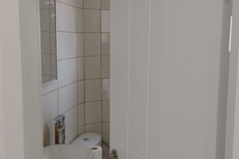 2 комнаты с участком, парковкой и балконом, немедленно, 2200 шек