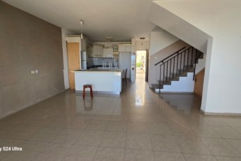 двух этажный коттедж 5 комнат с личным участком, на берегу моря