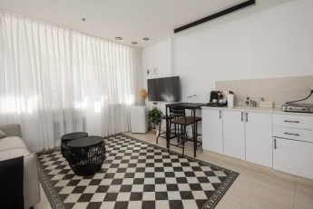 Студия у моря и с видом на море.