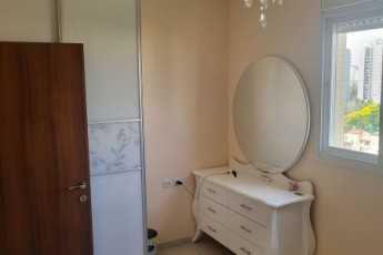 4 комнаты, 2 ванные, бронированная, балкон, лифты, 1780000 шек.