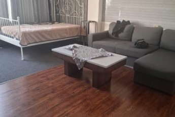 Просторная студия с отдельной кухней.