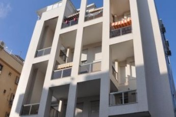 Продаю без маклера очень хорошую квартиру в Холоне!