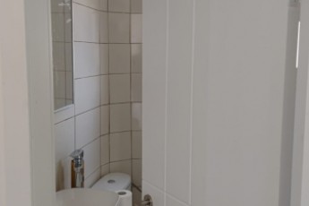 2 комнаты с участком, парковкой и балконом, немедленно, 2200 шек