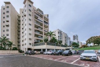 Продается роскошная 5 комнатная квартира.